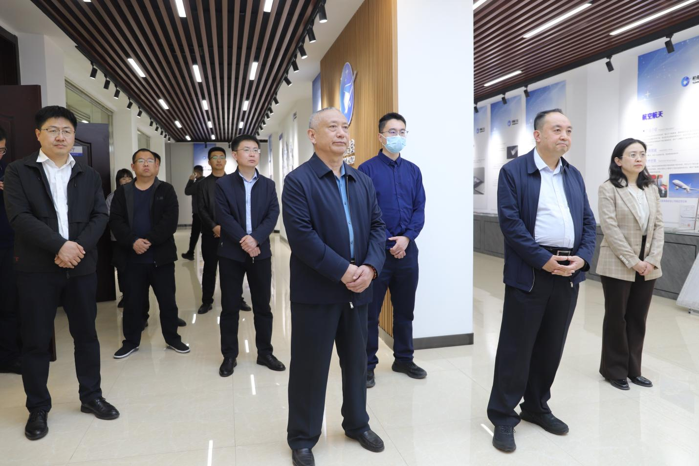 省工信廳電子信息產(chǎn)業(yè)處處長(zhǎng)、二級(jí)巡視員李英峰來(lái)山東三星集團(tuán)調(diào)研