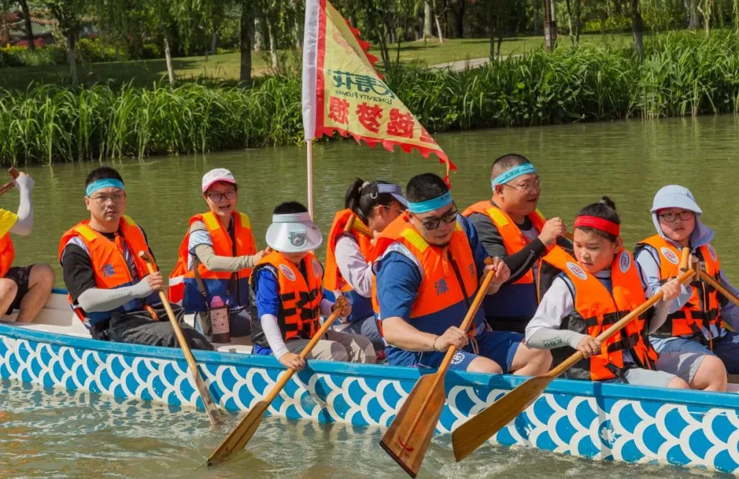 健康守護(hù) 樂享生活｜“長(zhǎng)壽花糧油杯”環(huán)濠河親子龍舟賽飛槳爭(zhēng)渡 破浪前行
